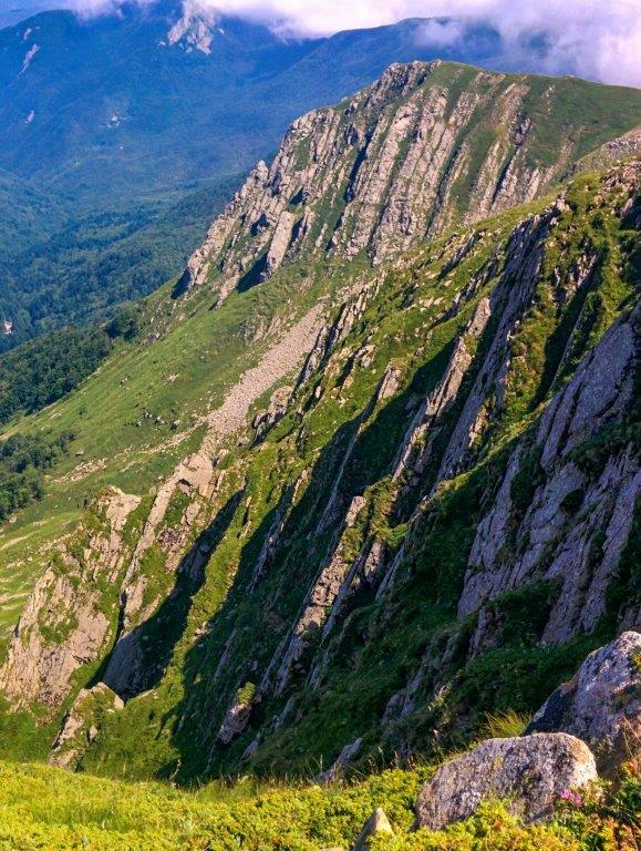 Paesaggio roccioso dalla vetta del Prado