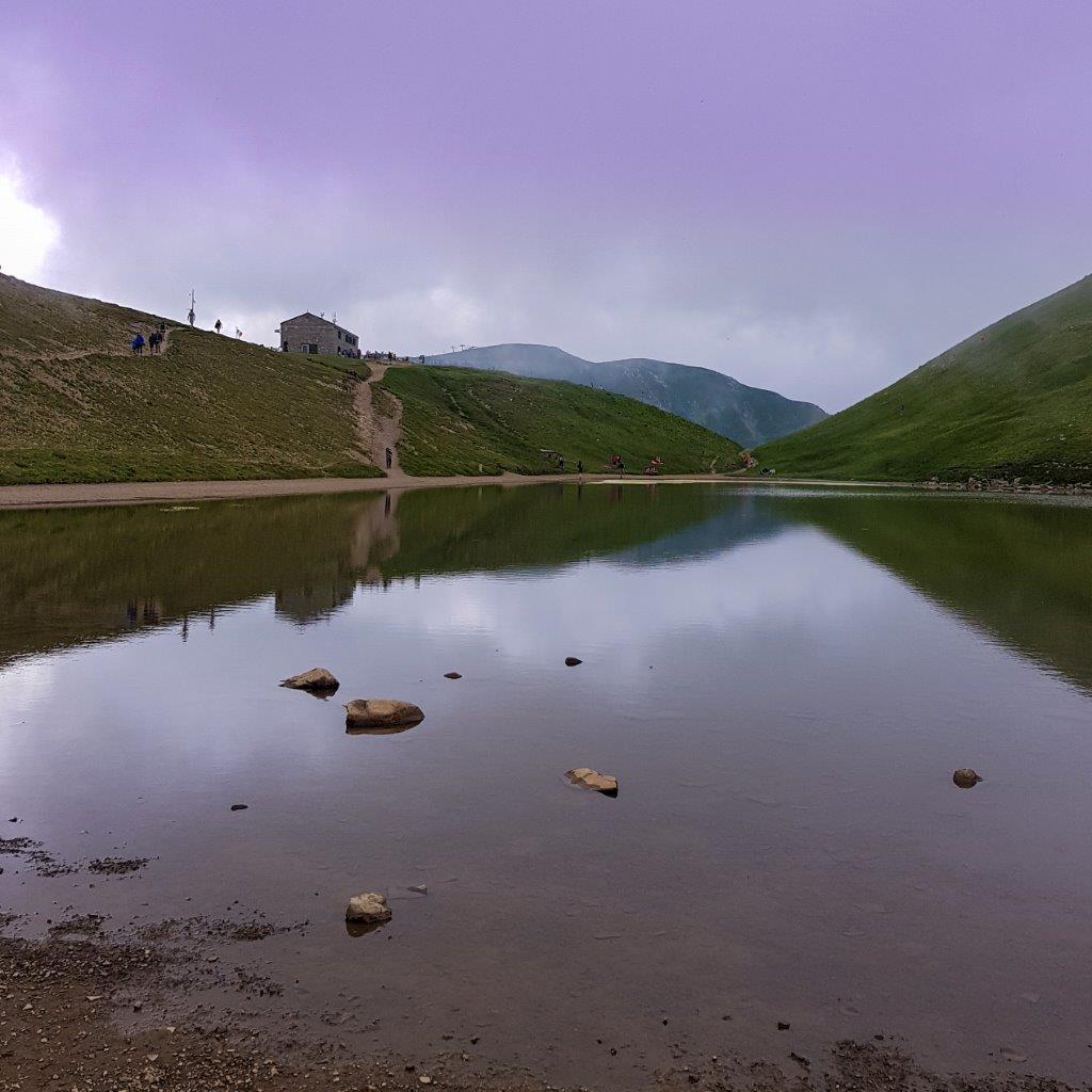 Lago Scaffaiolo e rifugio duca degli abruzzi