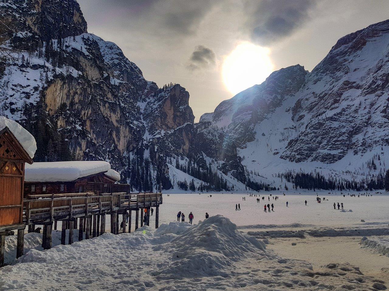 Lago Di Braies e la struttura per affittare le barche in inverno