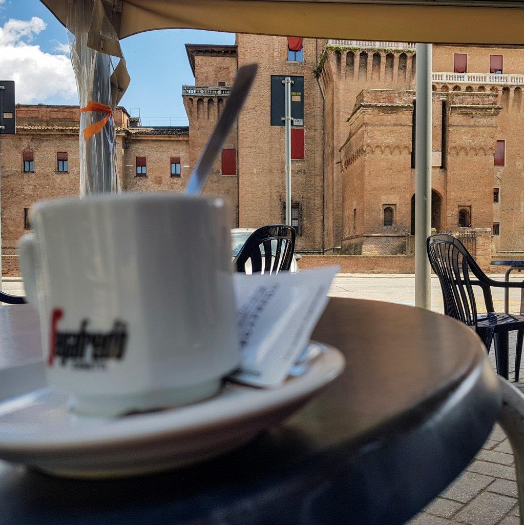 Caffè a Ferrara, piazza