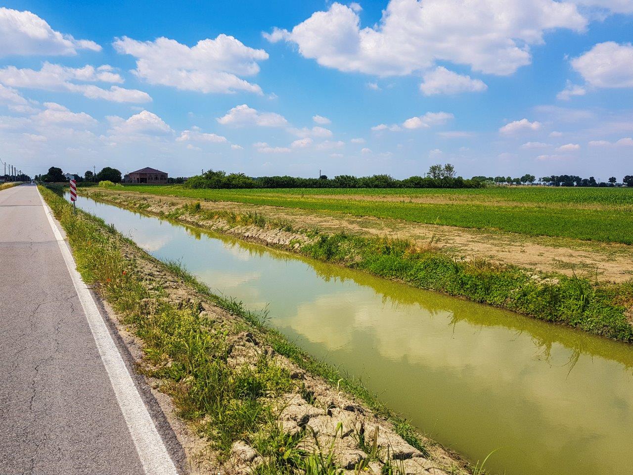 Canale costeggia strada secondaria Ferrara Bologna