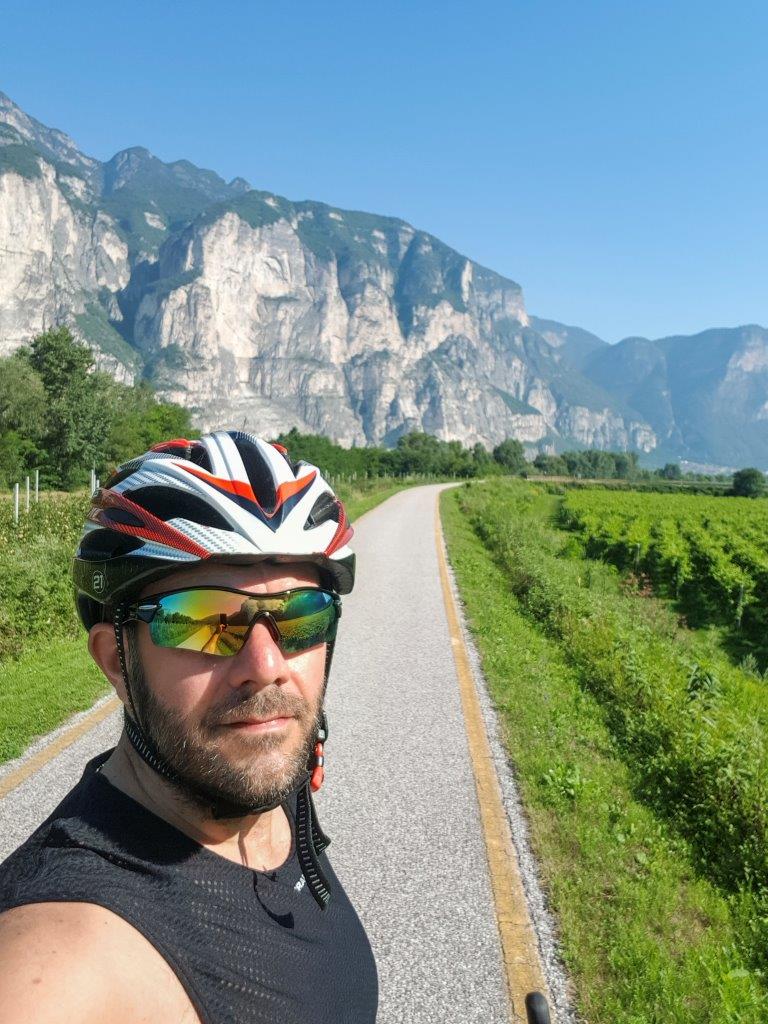 Marco sulla pista ciclabile da Trento a Bolzano, ciclovia del sole, cilabile Adige