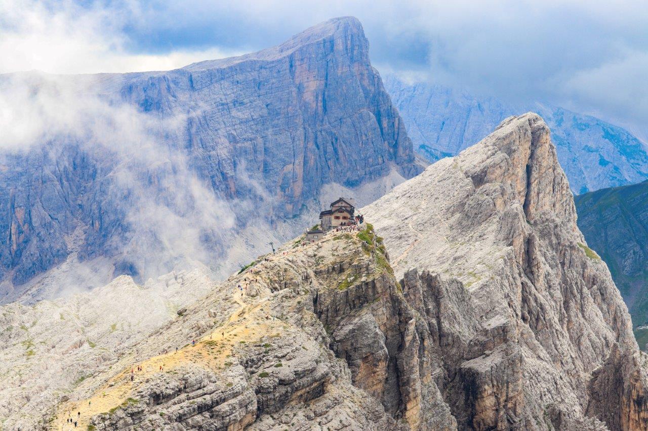 Vetta e Rifugio Nuvolau dal Monte Averau