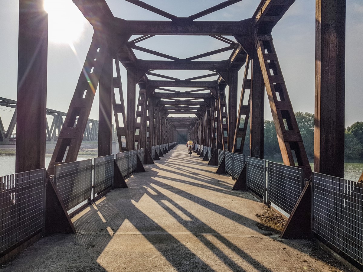 Attraversamento canali e fiume Po', ponte di ferro