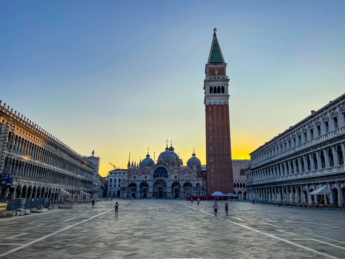 Piazza San Marco a Venezia all'alba