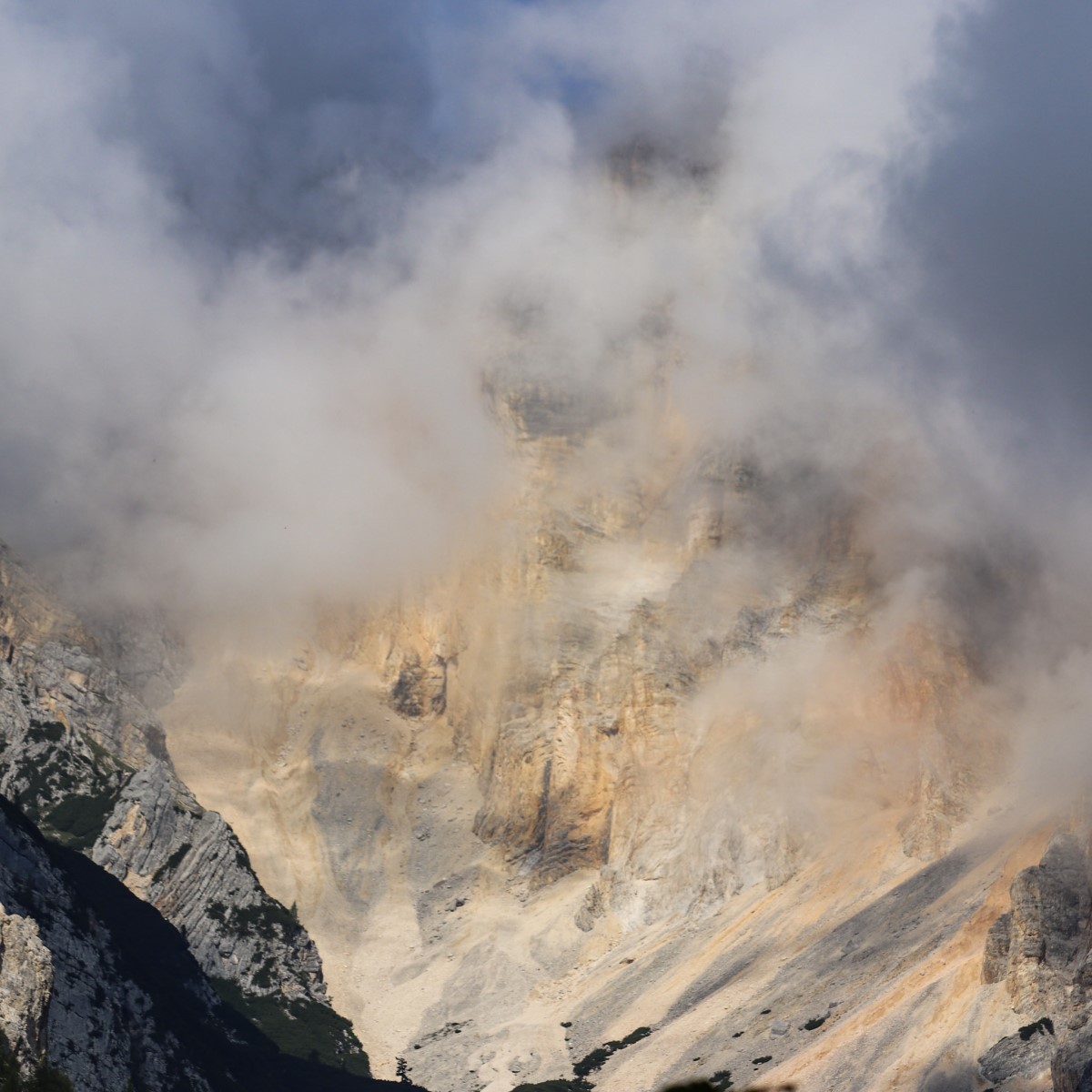 Dettaglio montagne dolomiti vette dal sentiero