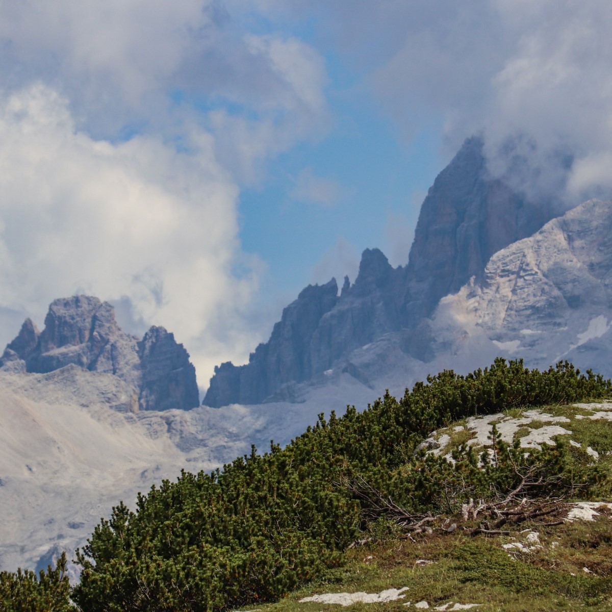 Vista dal sentiero per Sennes, montagne, vette, dolomiti