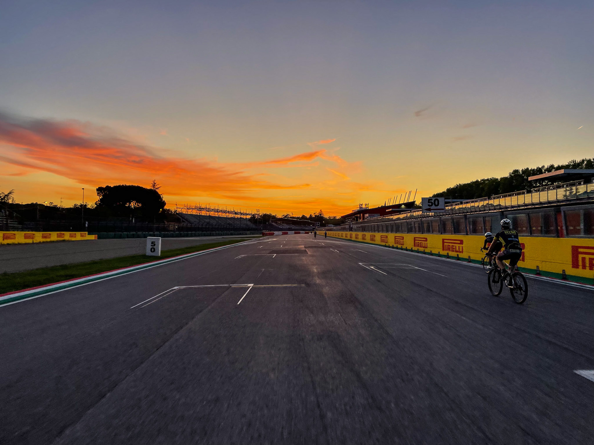 Tramonto griglia di partenza autodromo imola bici