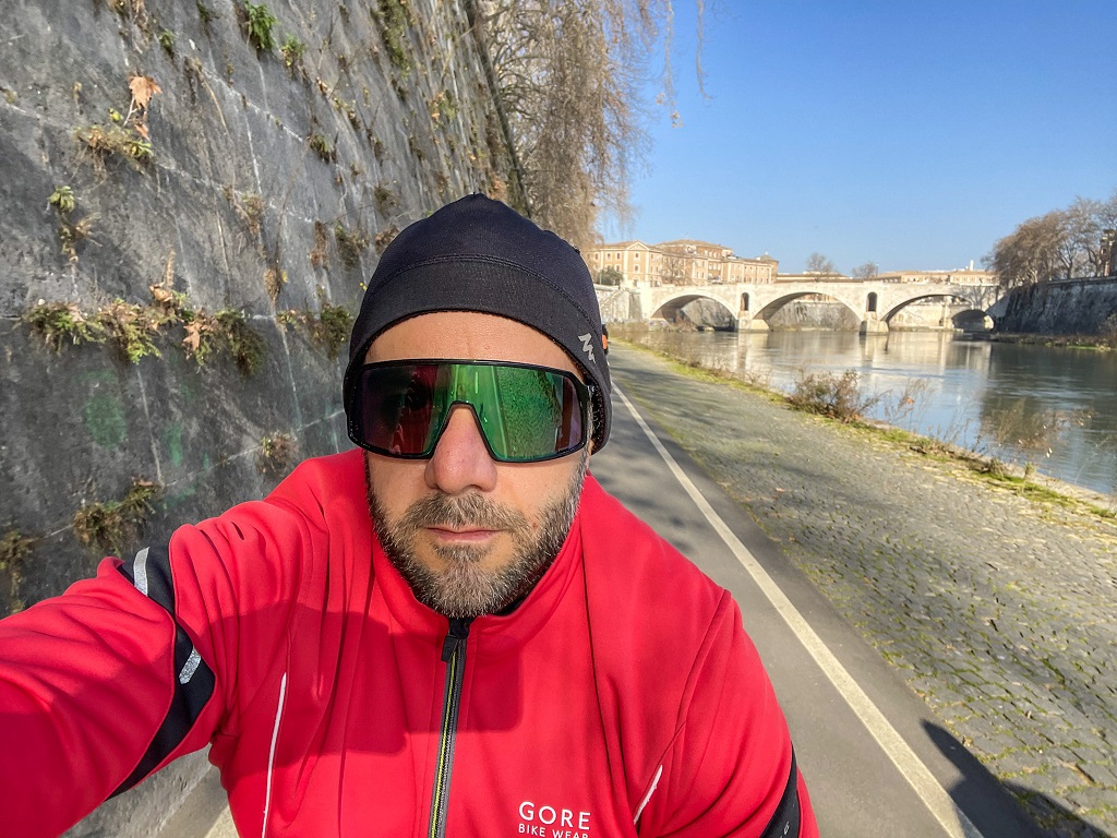 Marco sulla pista ciclabile lungotevere roma