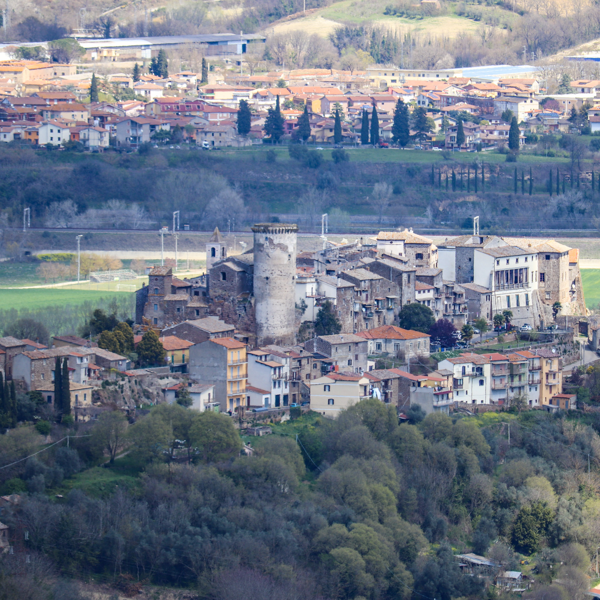 Vista dal sentiero piramide etrusca di Bomarzo