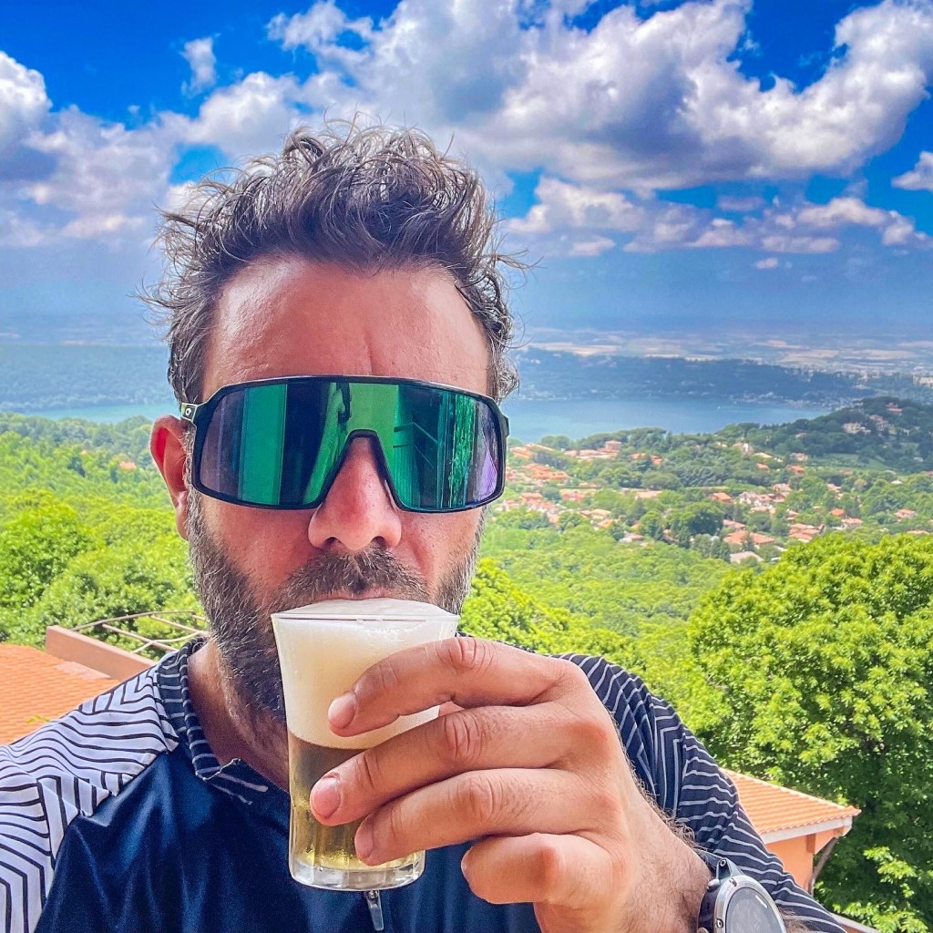 Birretta con vista sul lago albano gravel bici 