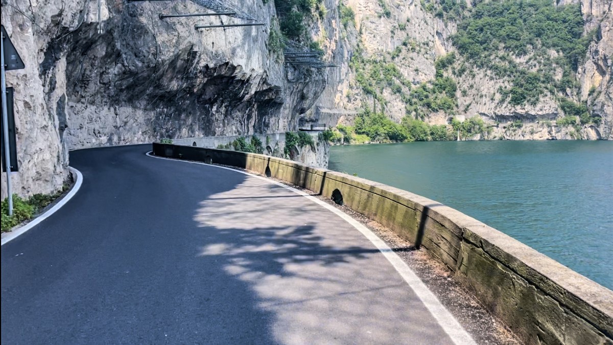 strada panoramica con roccia lago iseo